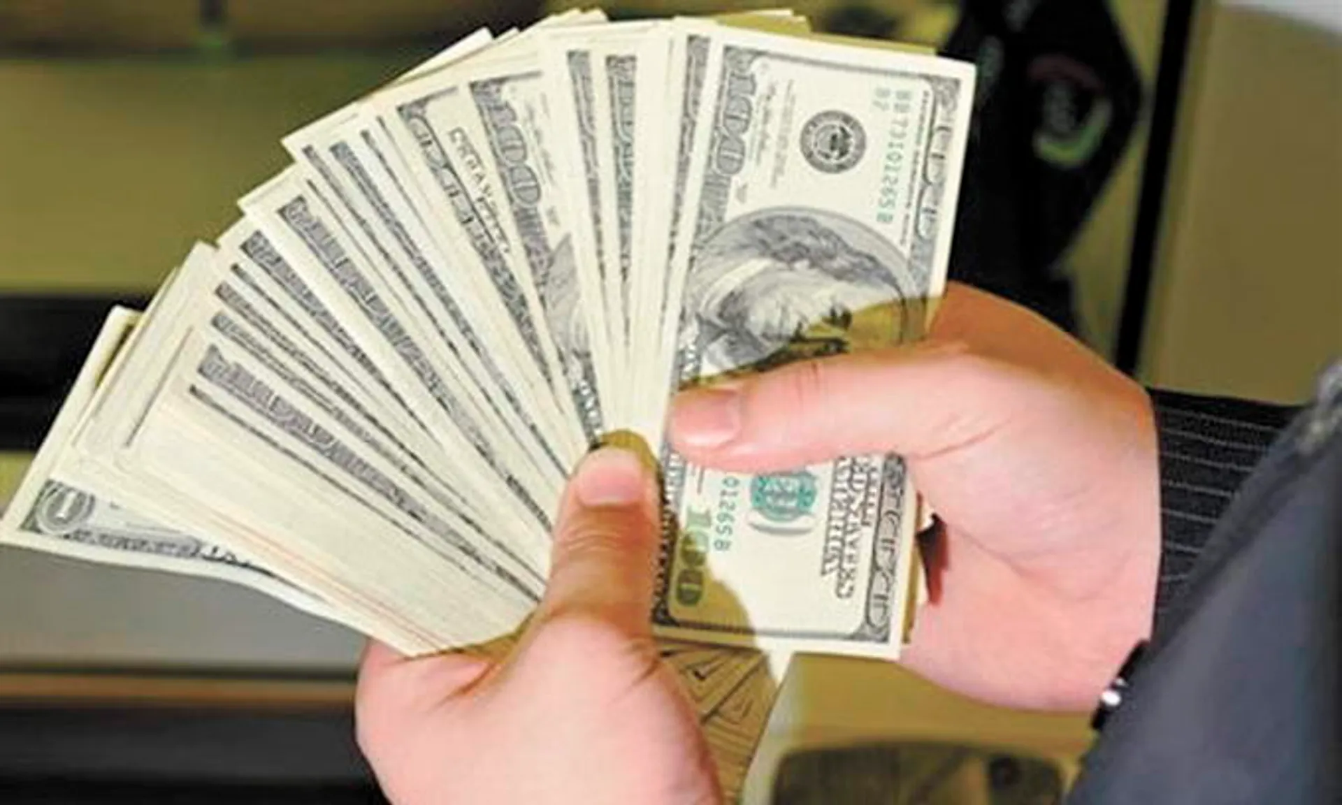 Капитал - Cлухи о девальвации тенге привели к скупке доллара