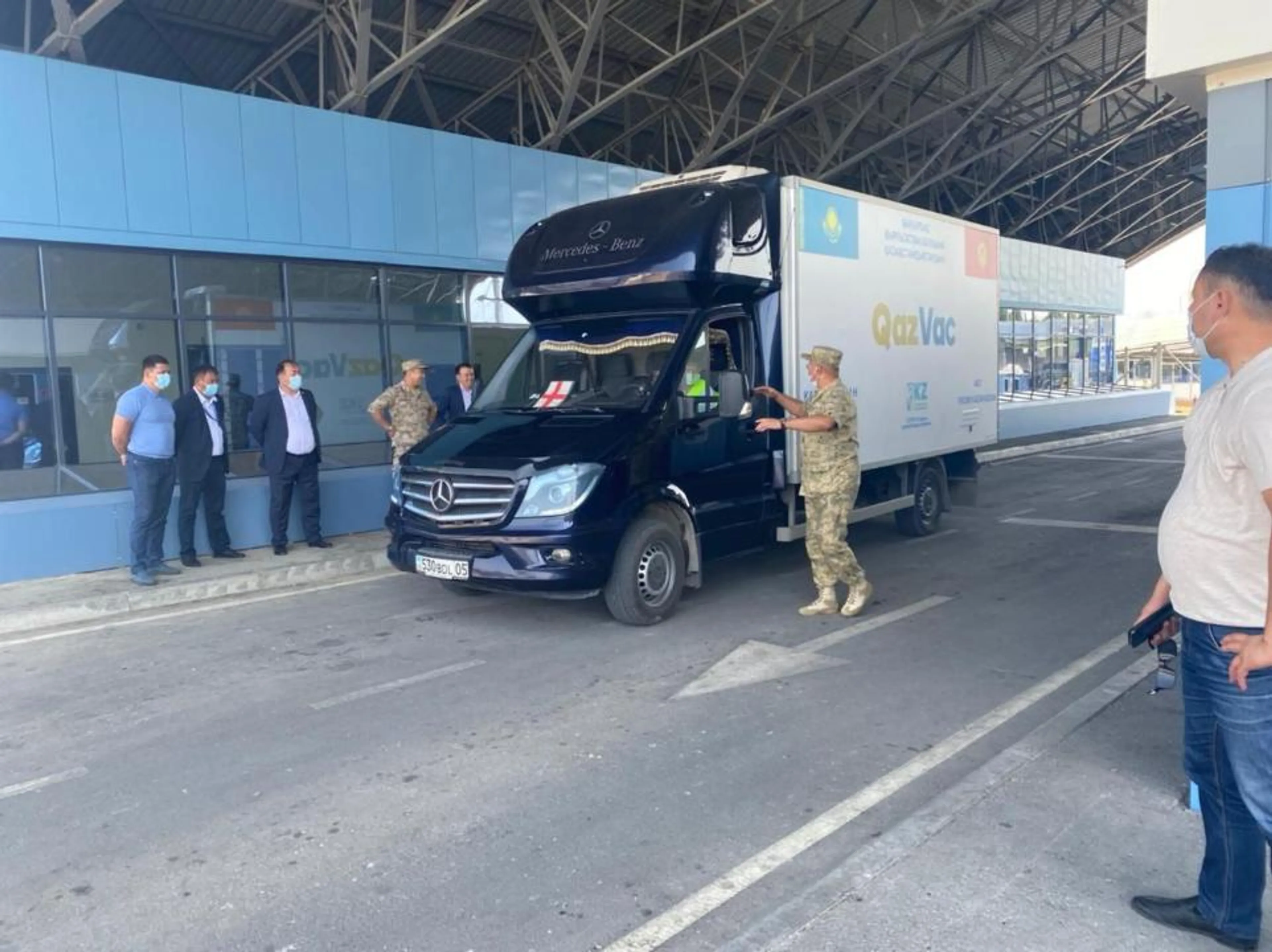 Капитал - Казахстан отправил в Кыргызстан 25 тысяч доз вакцины QazVac