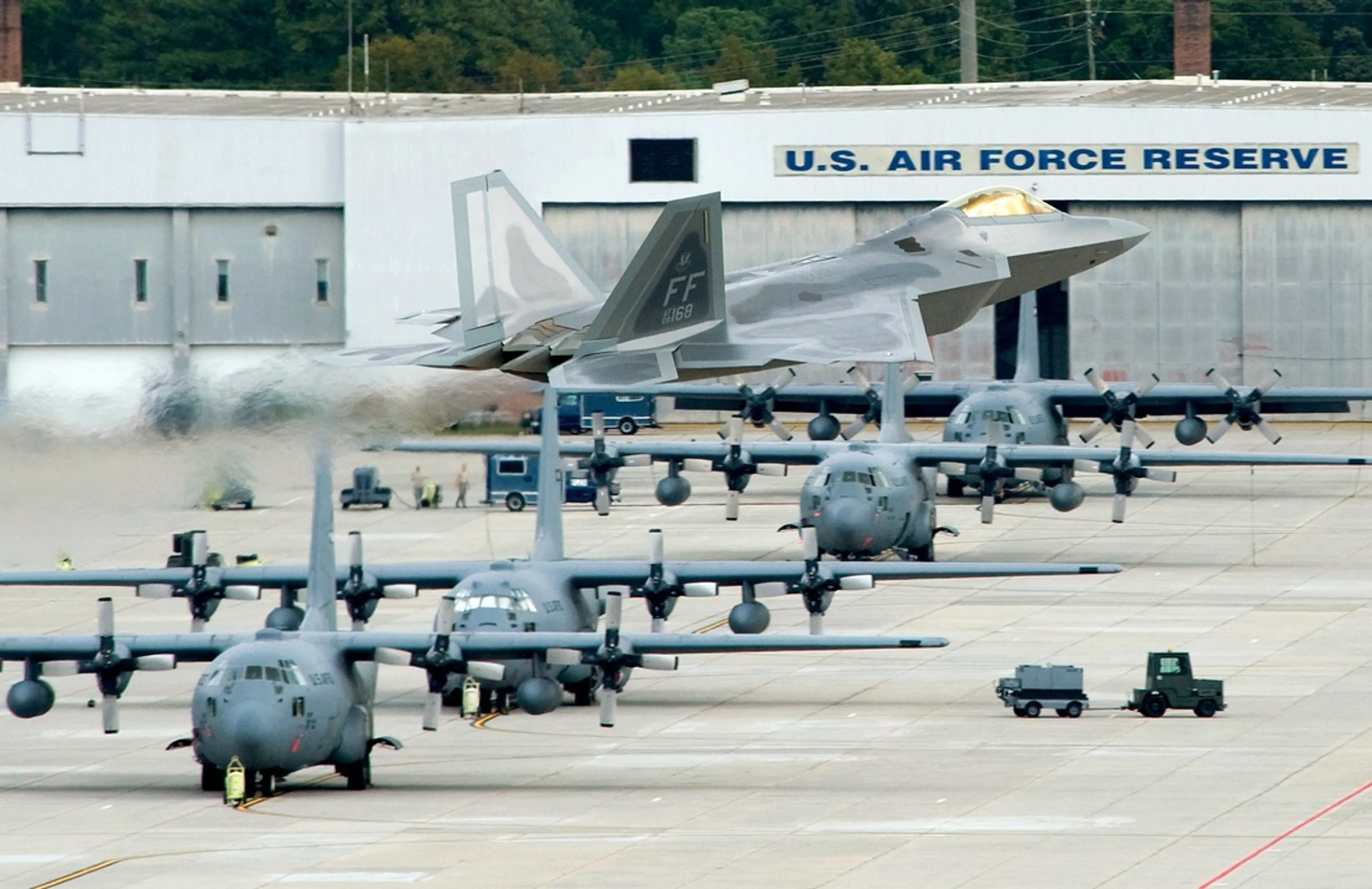 Капитал - Токио выплатит жителям Окинавы $264 млн за шум от самолетов