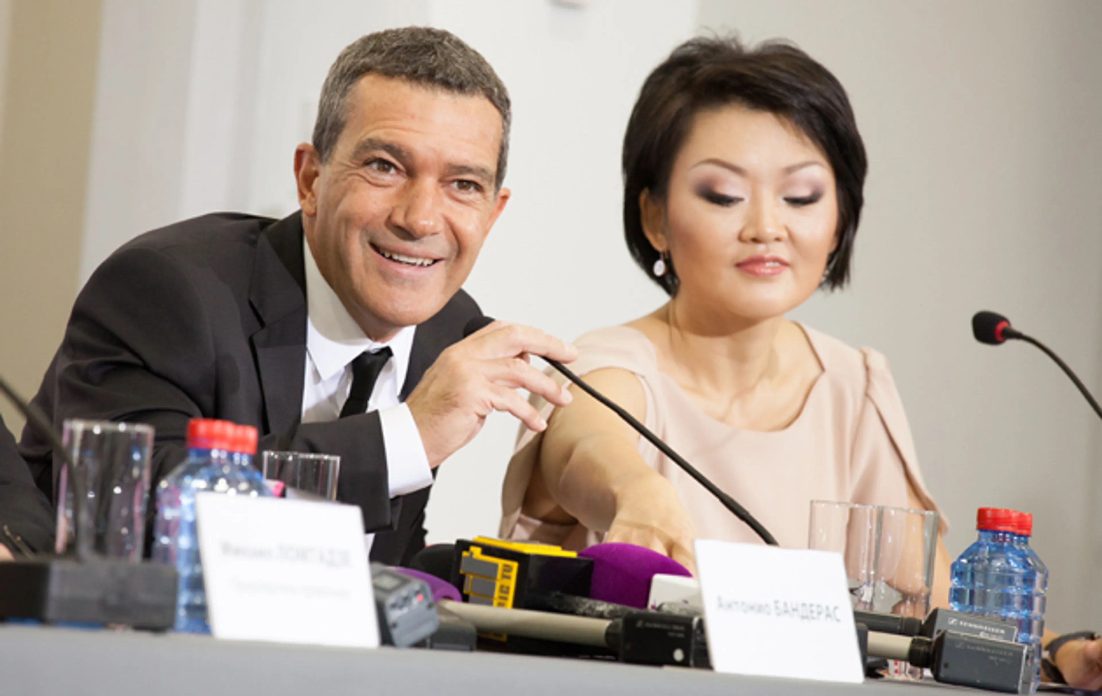 Капитал - Бандерас стал клерком в банке Казахстана