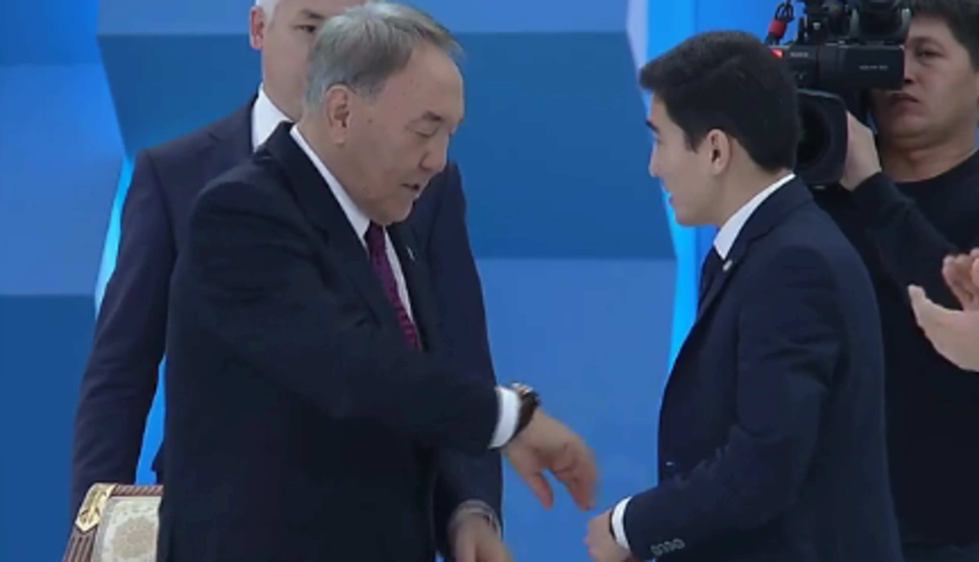 Капитал - Молодой бизнесмен подарил часы Нурсултану Назарбаеву