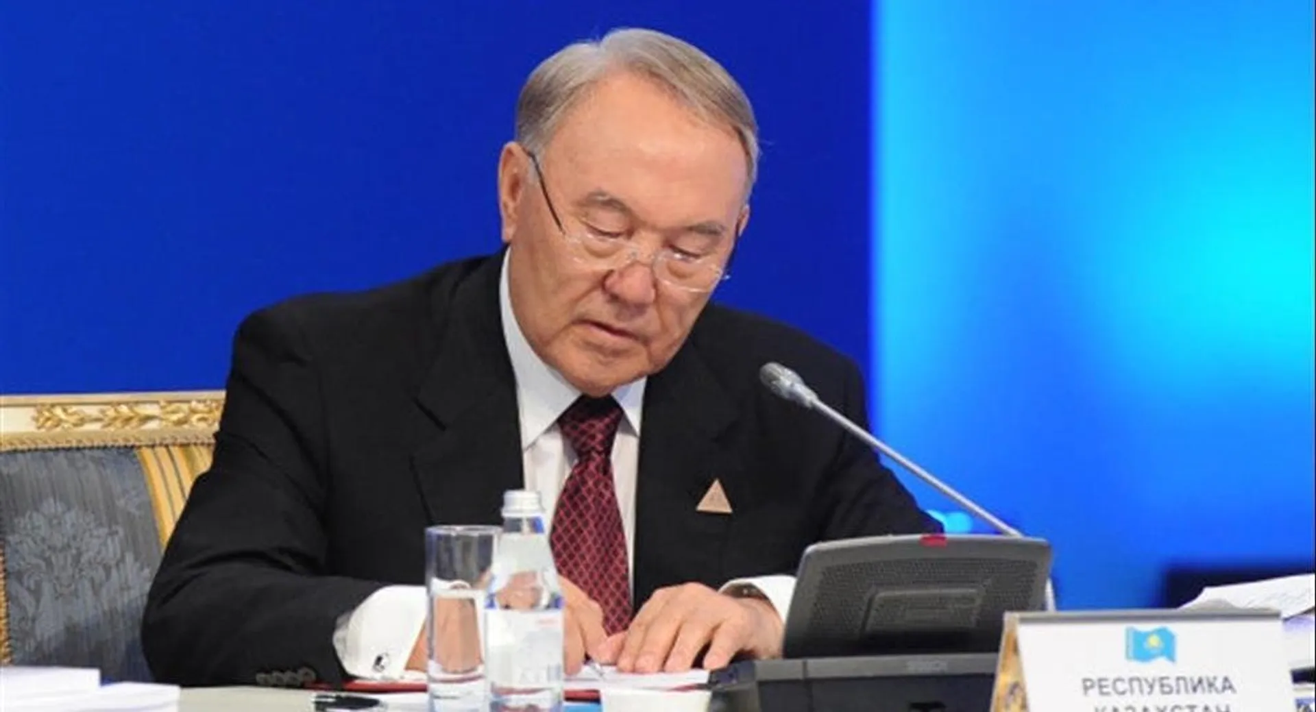 Капитал - Президент издал указ о переводе казахского языка на латиницу