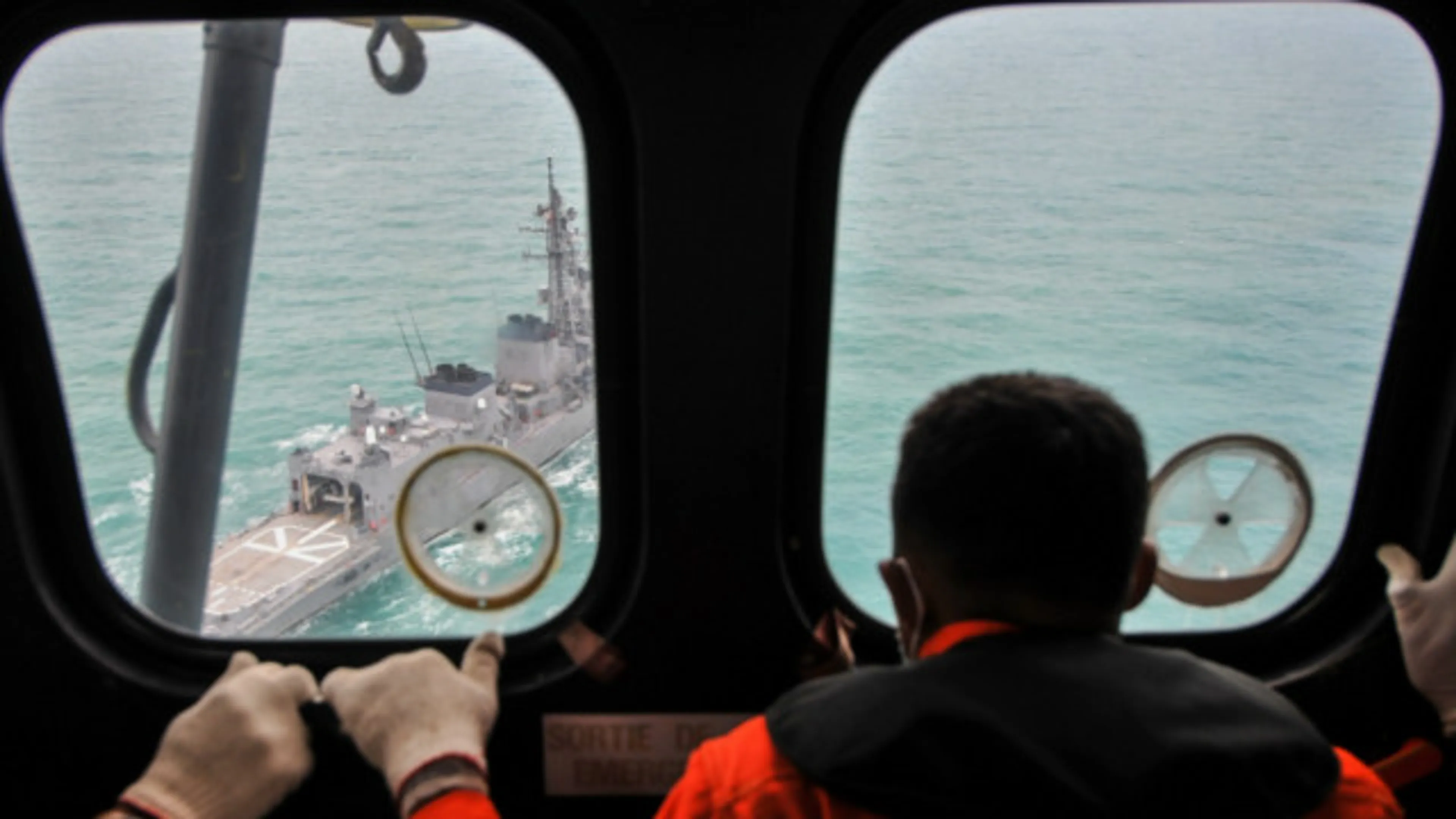 Капитал - Спасатели нашли хвост разбившегося самолета AirAsia