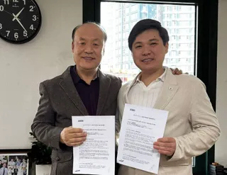 На фото: Подписание JV c lead инвестором Hanbaek Global. Слева вице-президент Hanbaek Global - Mr Kang Byung Do.