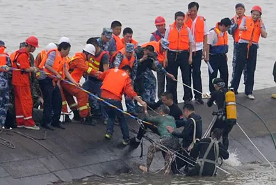 Около 65 человек погибили при крушении теплохода на реке Янцзы