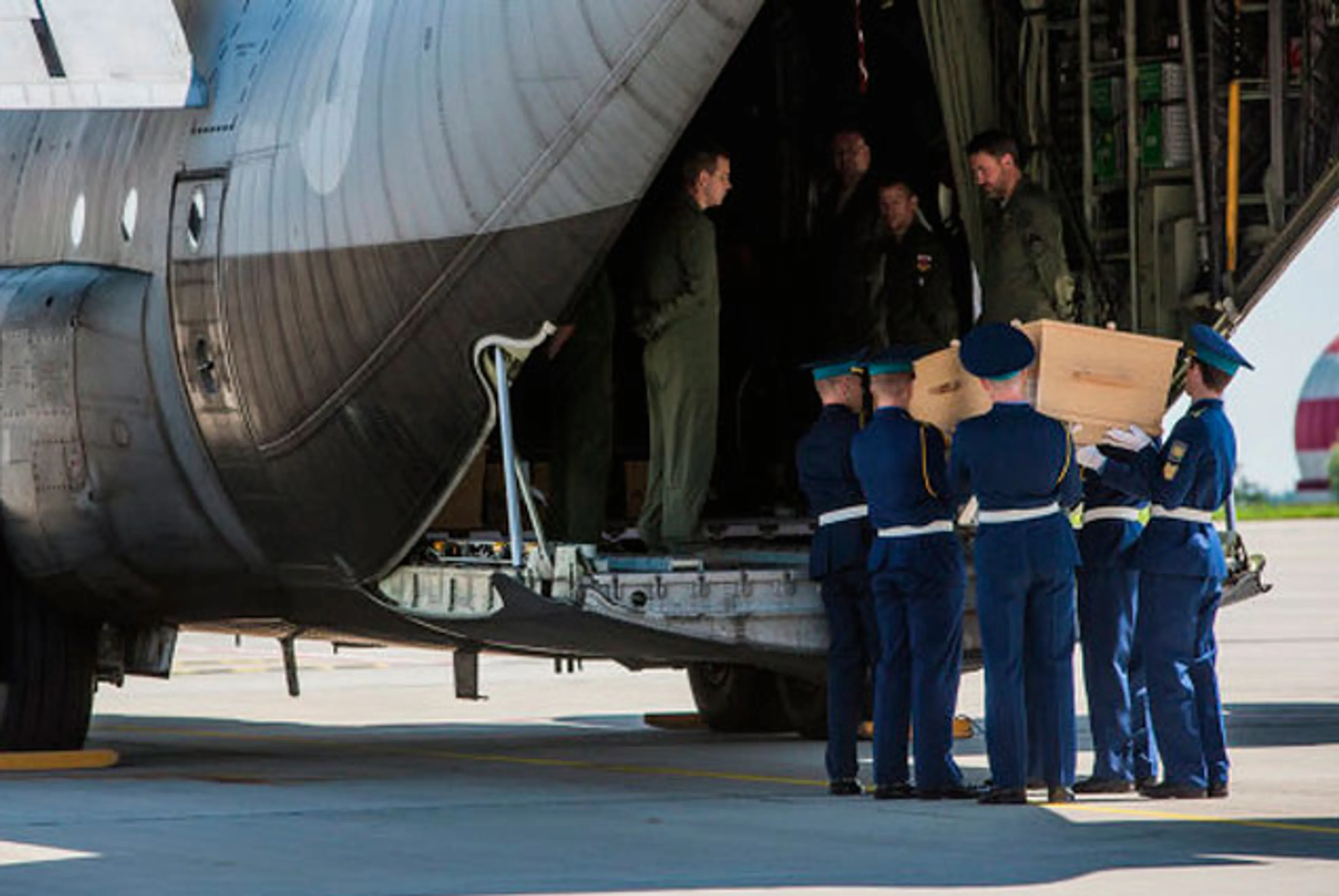 Капитал - В Малайзию доставили тела погибших в авиакатастрофе