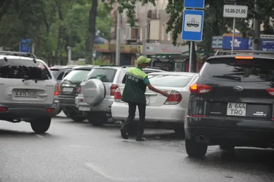 В Алматы активизируют борьбу со стихийными парковками
