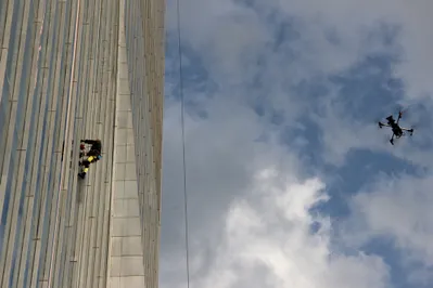 Человек-паук покорил самое высокое здание в Алматы