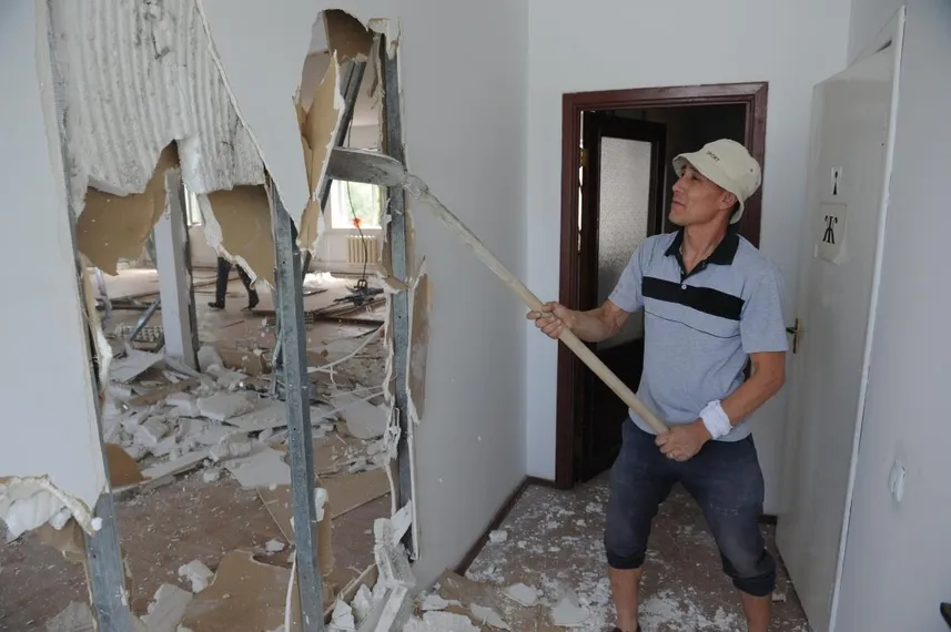 Капитал - В Алматы сносят верхние этажи Национального пресс-клуба