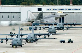 Капитал - Токио выплатит жителям Окинавы $264 млн за шум от самолетов