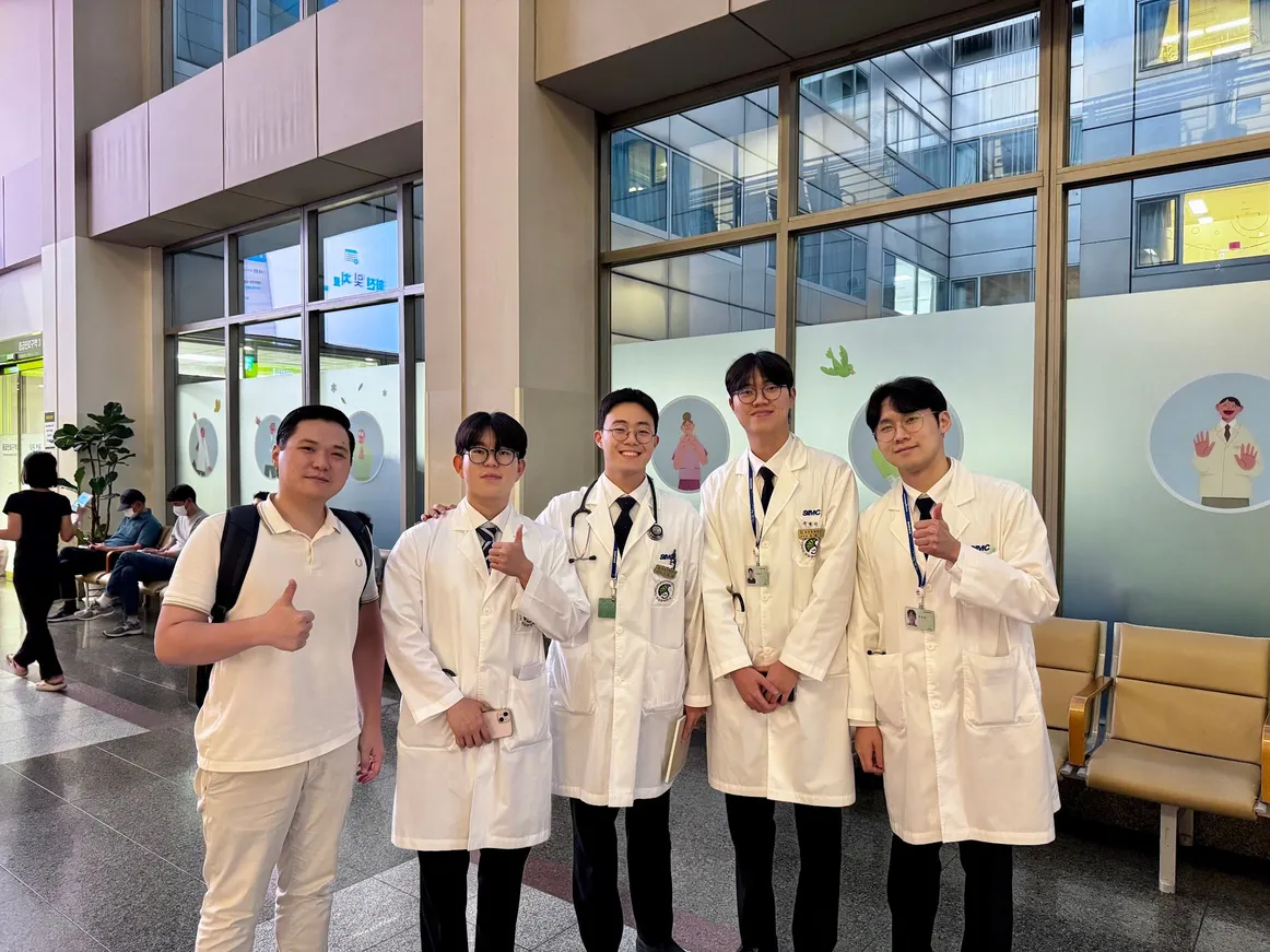 На фото:&nbsp;Сахи Шейхислам с молодыми врачами Samsung Medical Center, из них были выбраны пять врачей для early adopters group