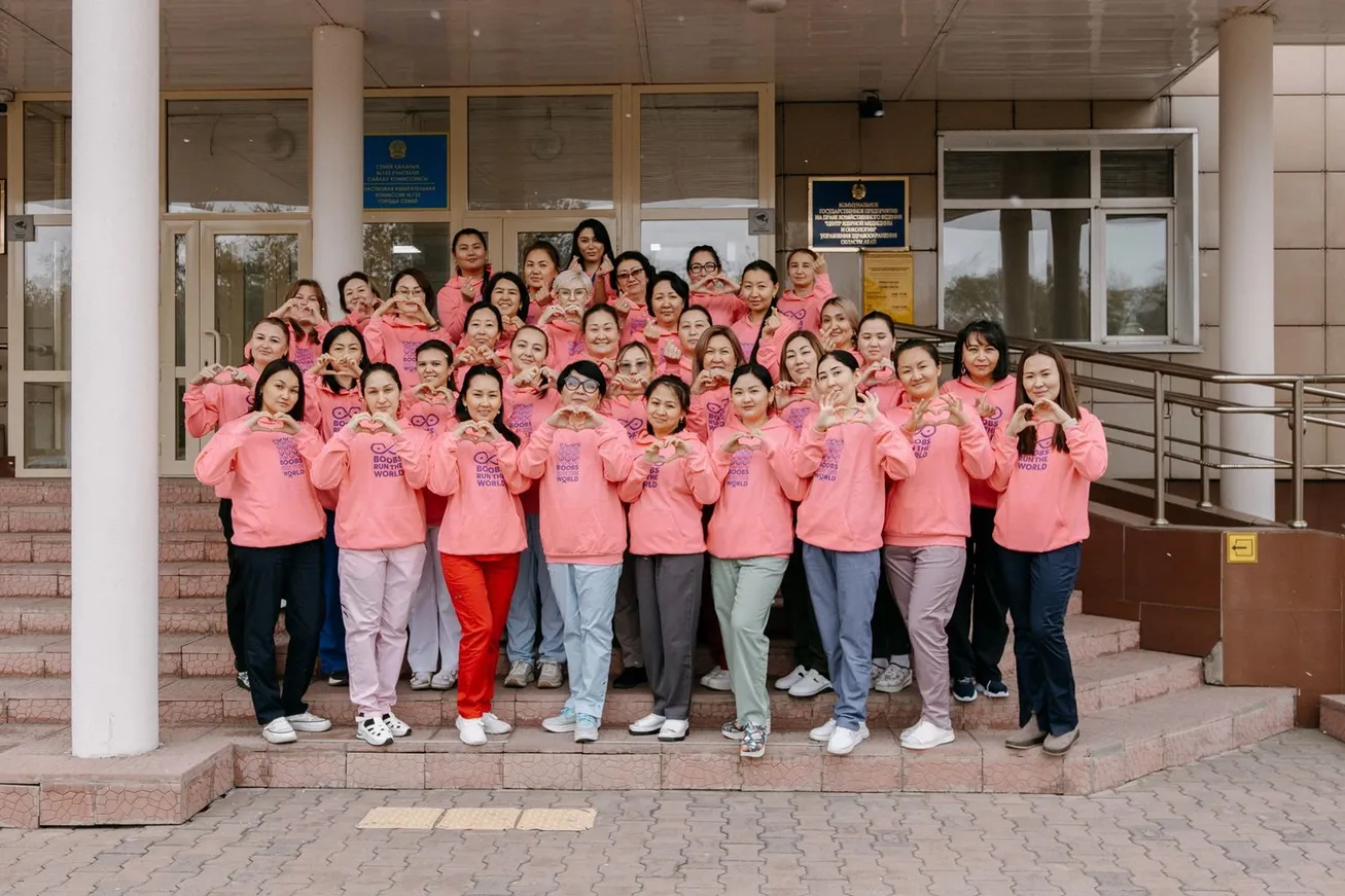 Получатели свитшотов из «Центра ядерной медицины и онкологии» области Абай