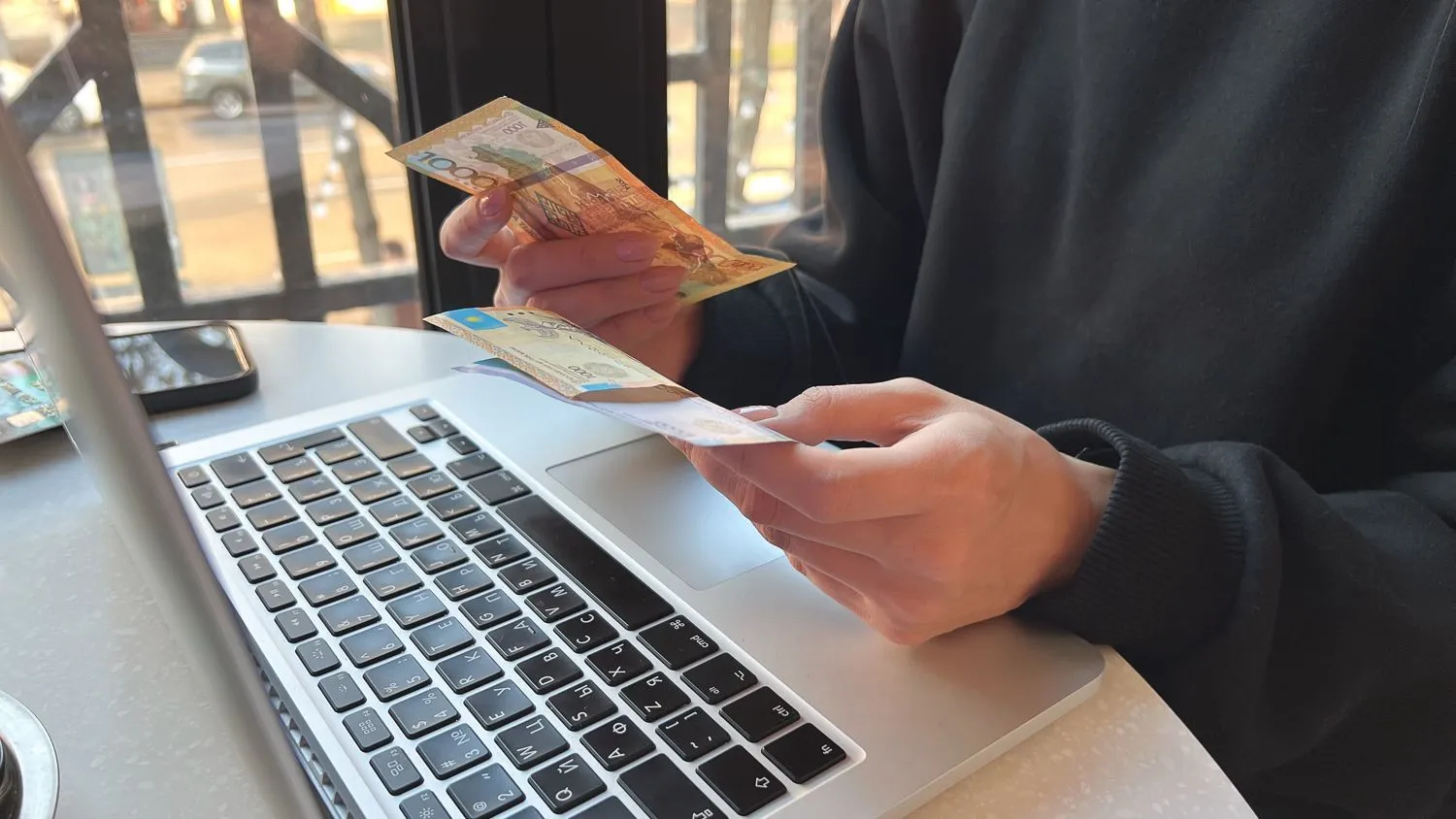 Через интернет и мобильный телефон проходит 70% операций по картам