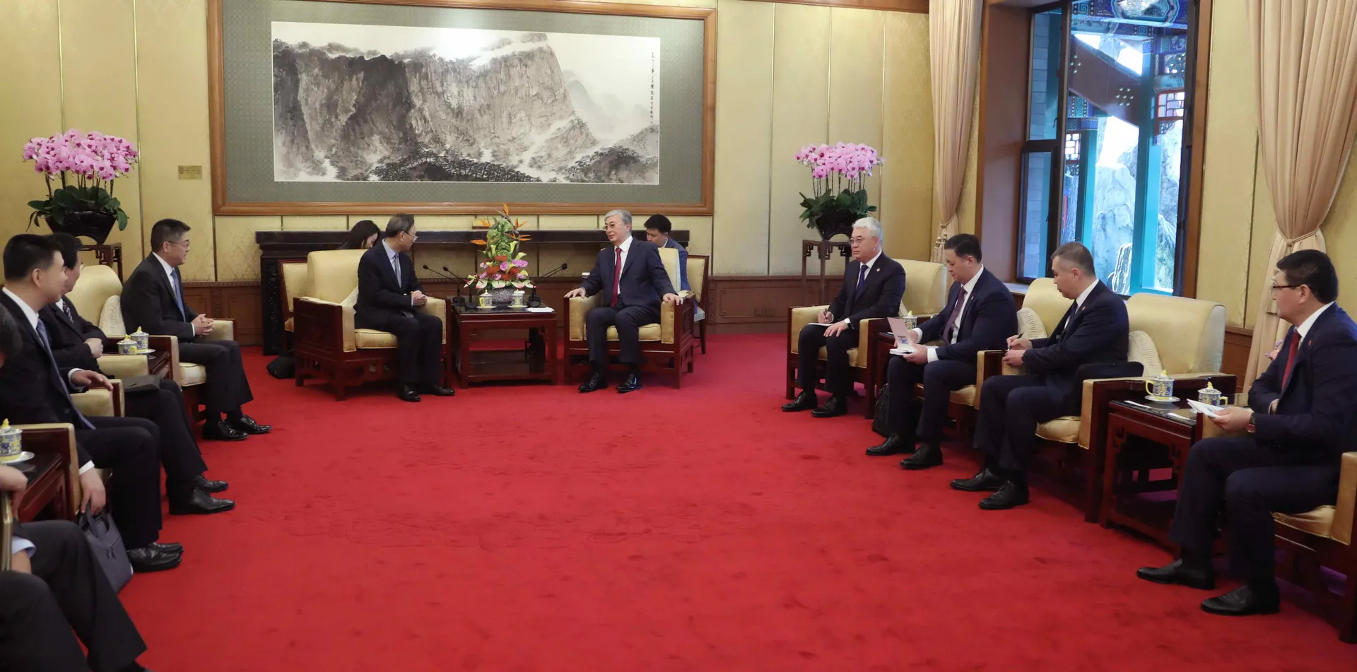 Капитал - Президент встретился с членом Политбюро ЦК КПК Ян Цзечи