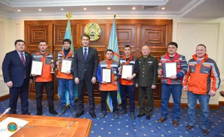 Капитал - В Астане наградили строителей, которые спасли детей из пожара