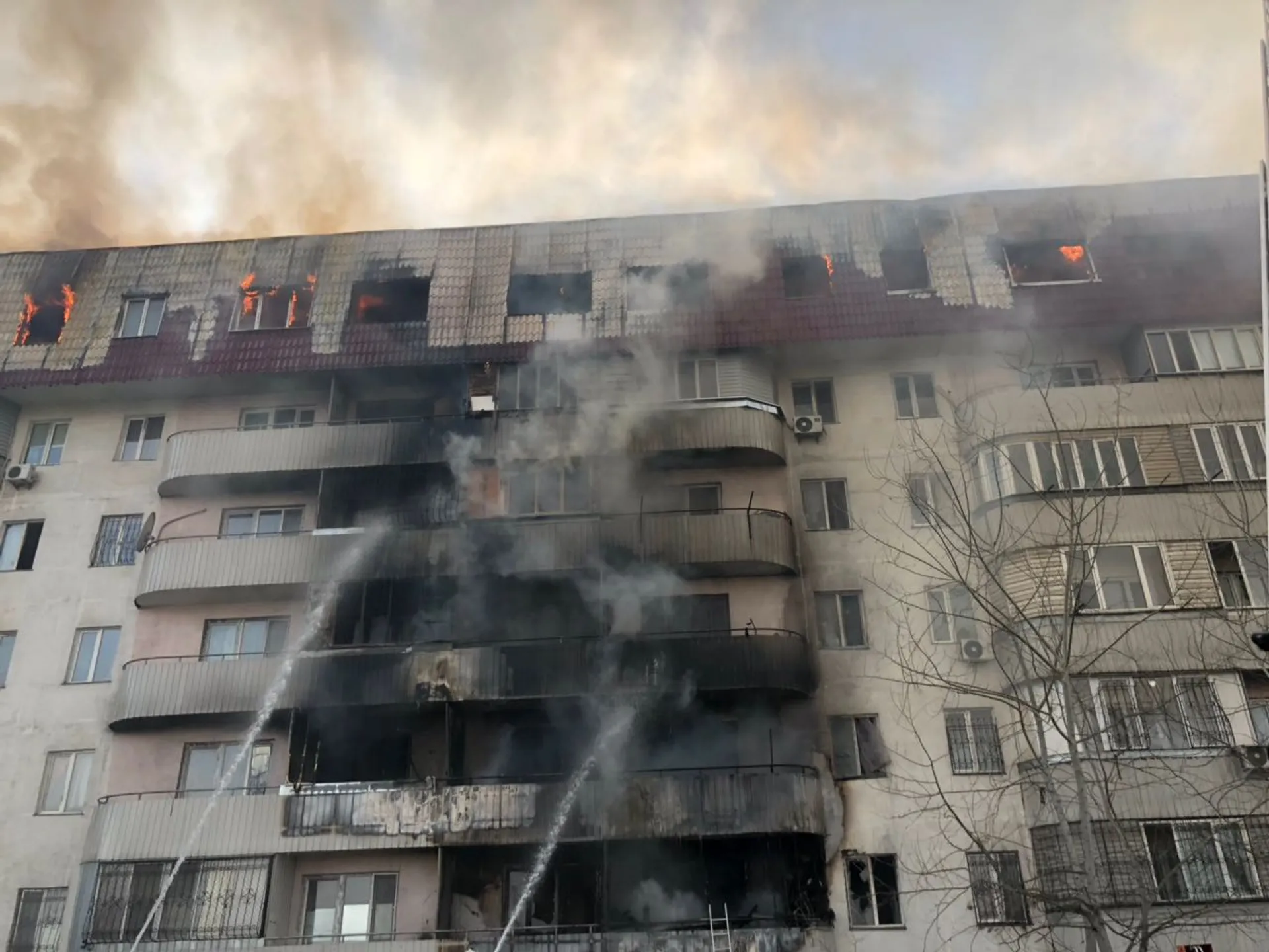 Капитал - В Алматы горели балконы жилого дома