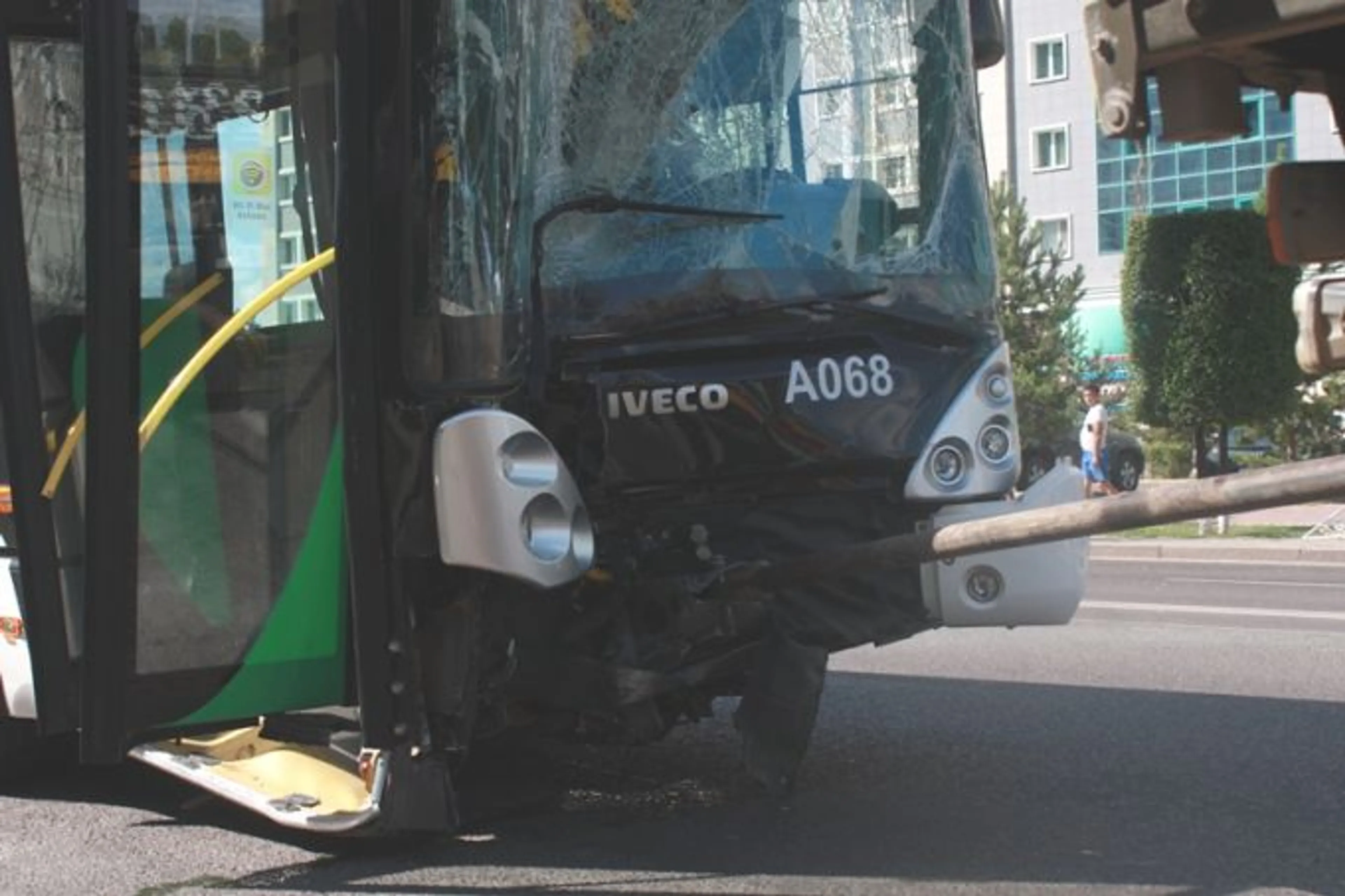 Капитал - В Астане маршрутный автобус врезался в столб