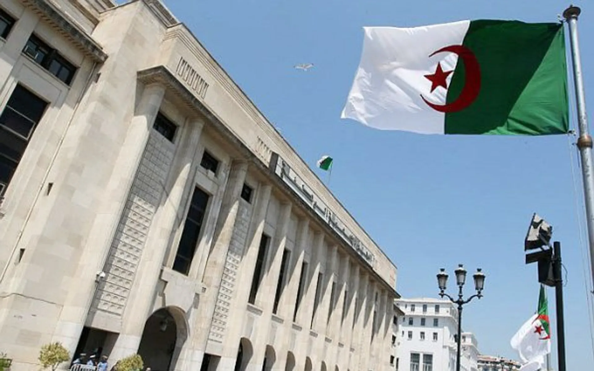 Капитал - В Алжире новое правительство