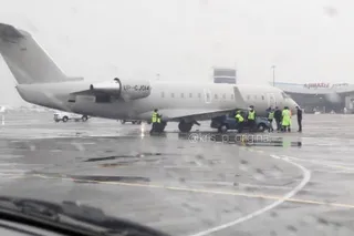 Капитал - Самолет задел крылом автомобиль в аэропорту Алматы