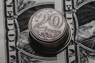 Дешевеющая нефть толкает тенге вниз