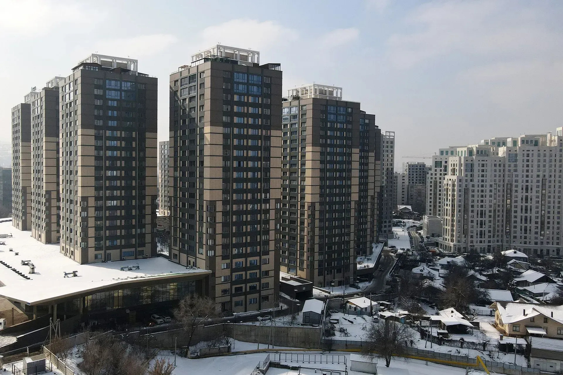 За месяц количество сделок купли-продажи жилья упало на 47,8%