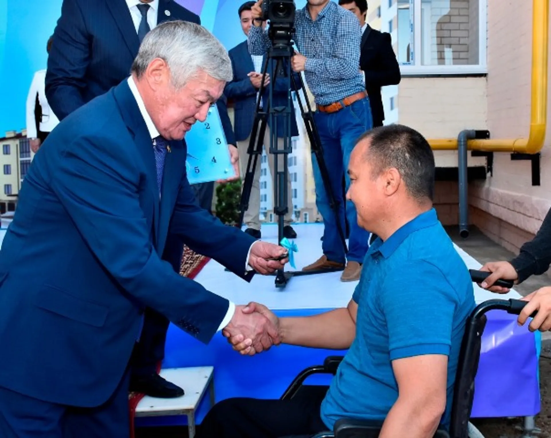 Капитал - В День Конституции 90 семей получили квартиры в Актобе