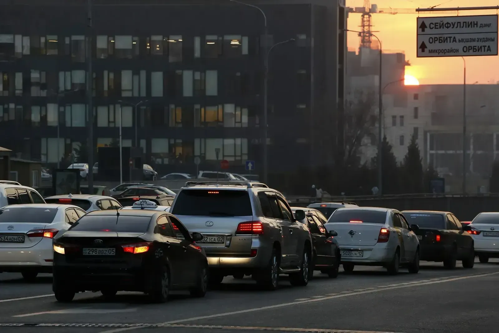 В Астане пересмотрят систему уличных парковок: часть из них станет бесплатной
