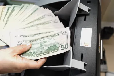 В обменных пунктах доллар продают по 370 тенге