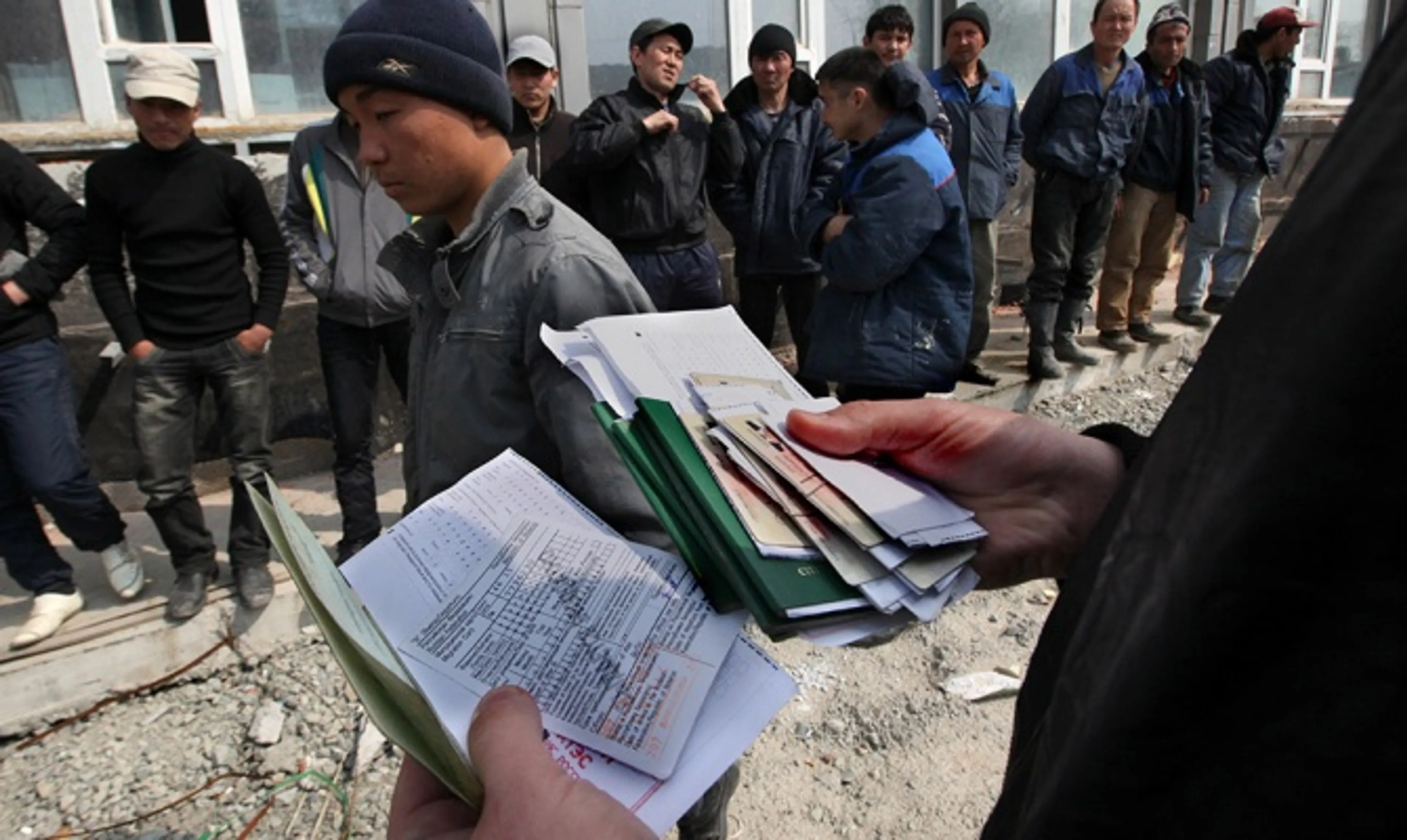 Капитал - В РК из-за падения рубля есть риск притока мигрантов из Центральной Азии