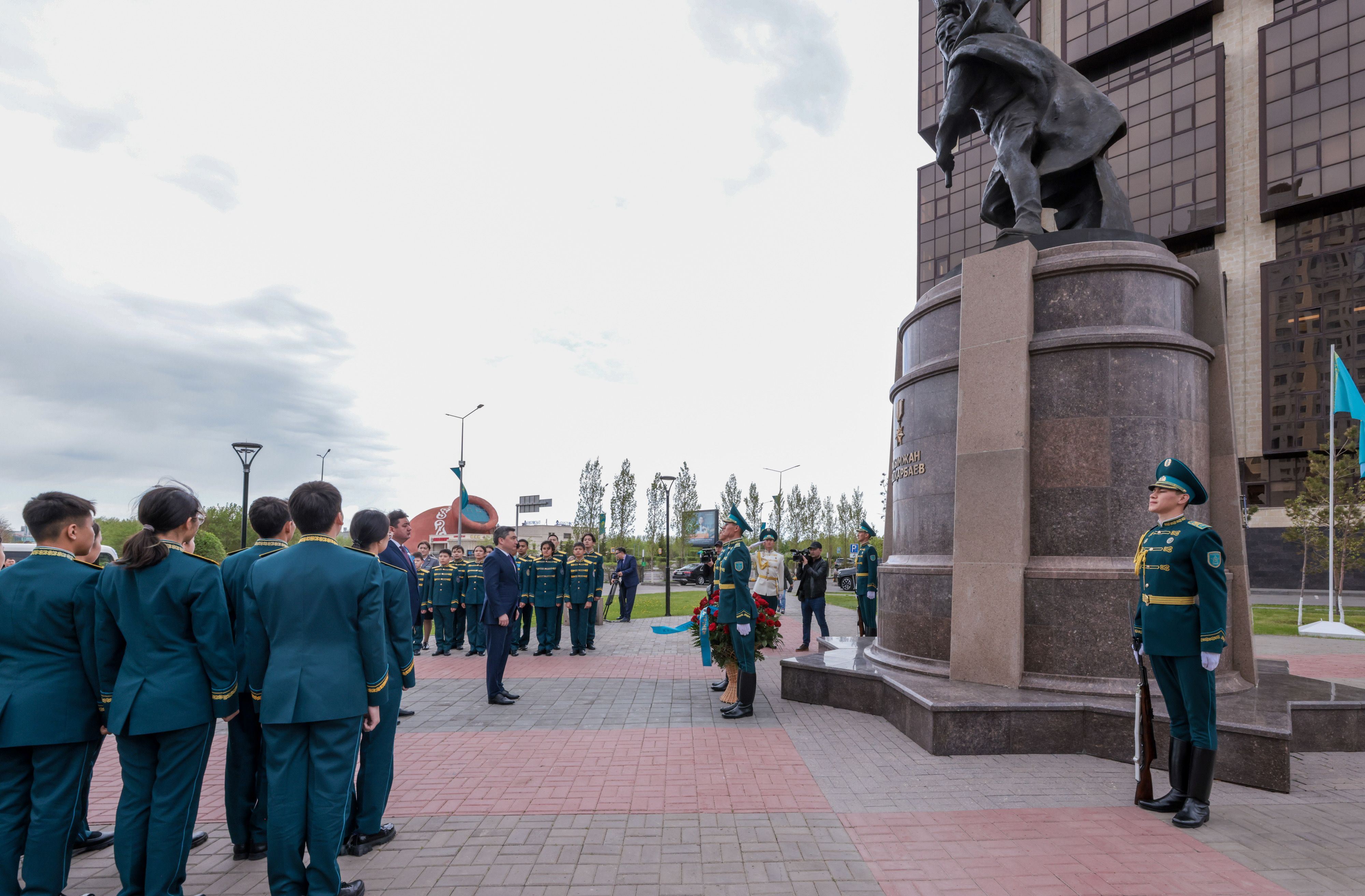 Премьер возложил цветы к памятнику Халық Қаһарманы Рахымжану Кошкарбаеву 2983350 - Kapital.kz 