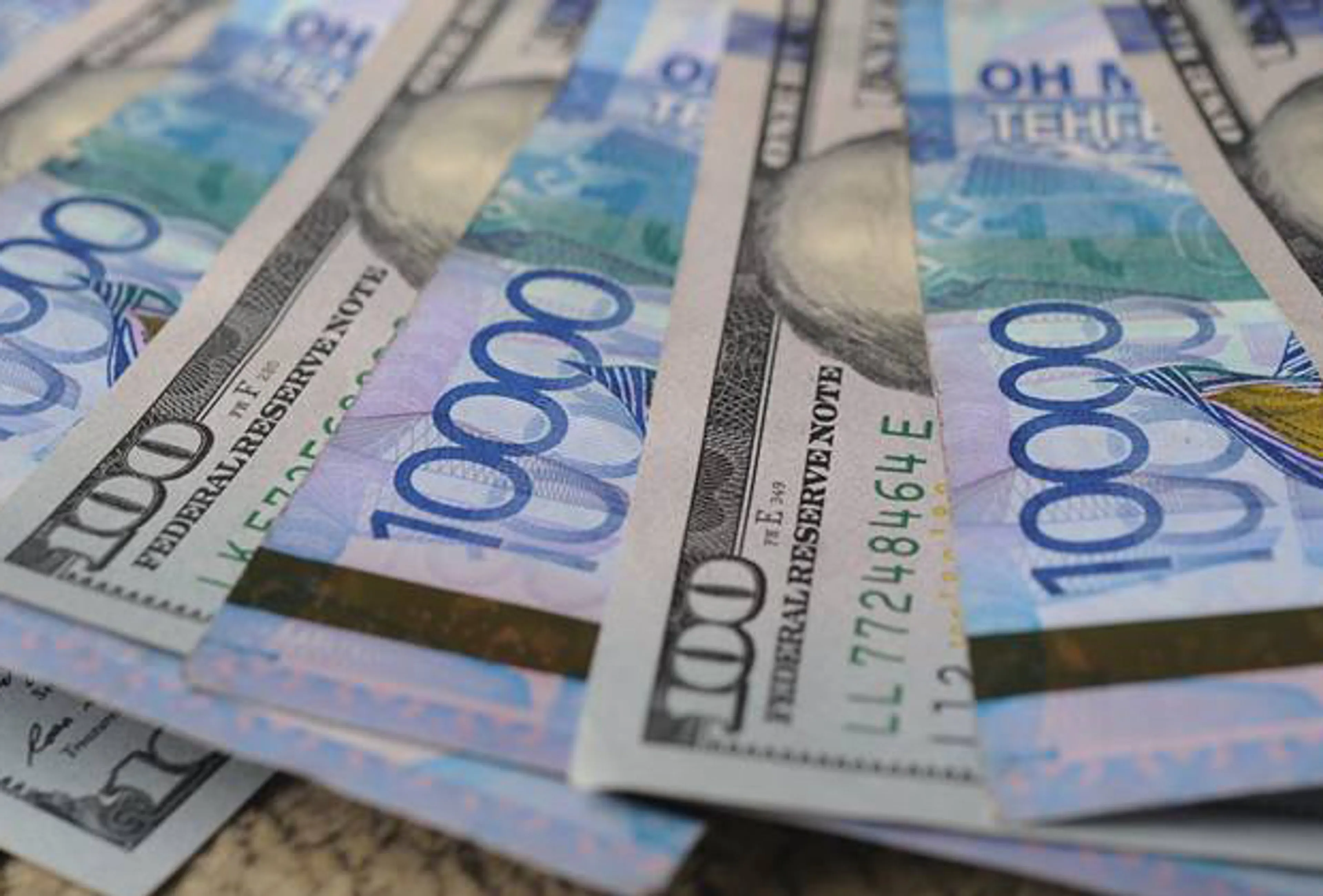 Капитал - На утренних торгах доллар торговался по 375,6 тенге