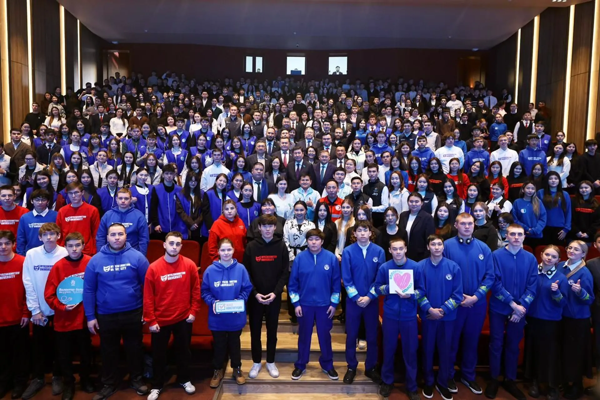 Капитал - Айдарбек Ходжаназаров встретился с волонтерами Акмолинской области 