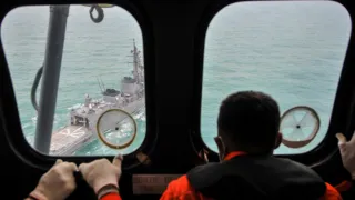 Капитал - Спасатели нашли хвост разбившегося самолета AirAsia