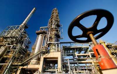 Мировые цены на нефть растут на ослаблении доллара