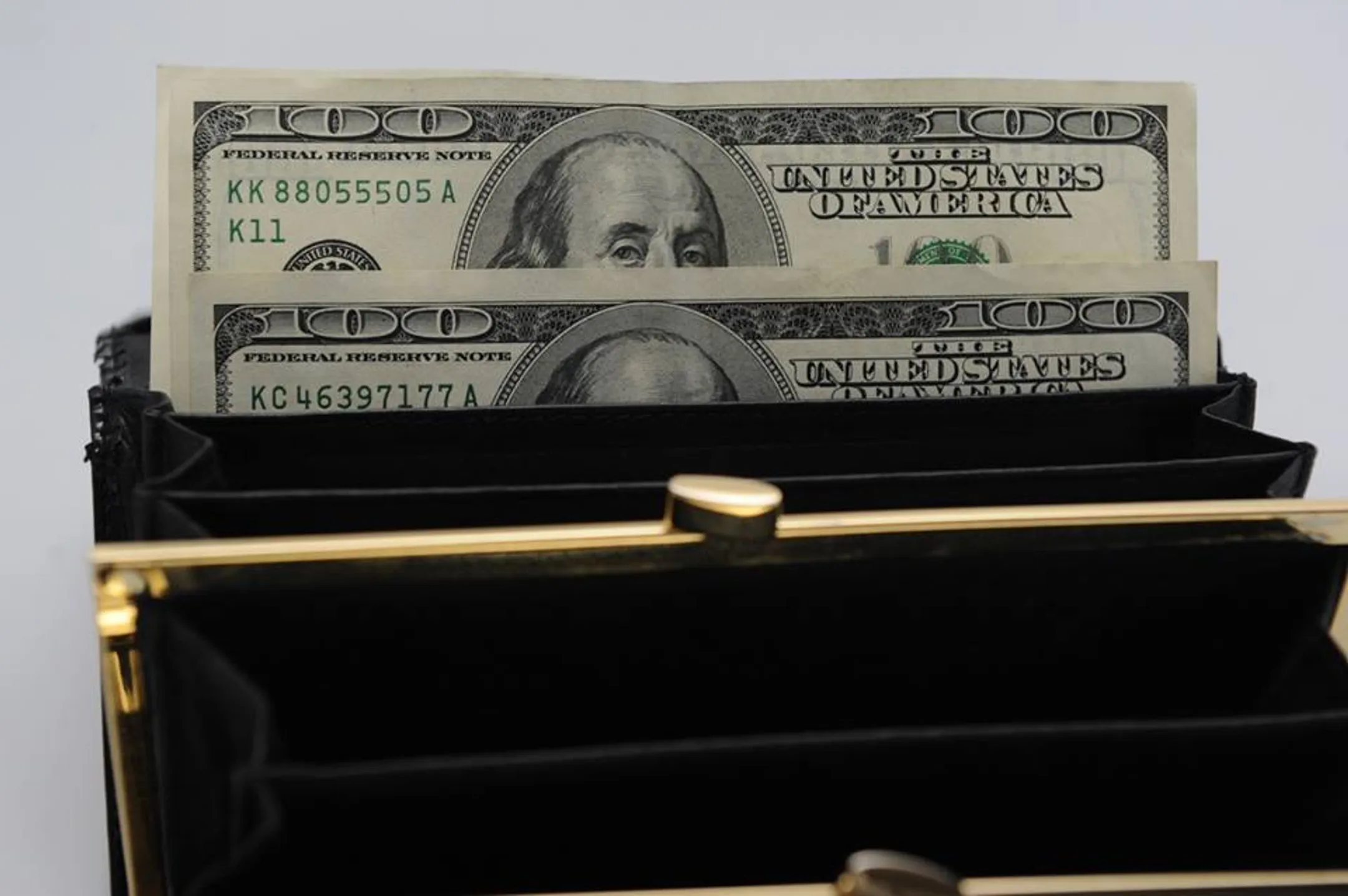 В мае доллар будет держаться на уровне 330-333 тенге - Image Kapital.kz