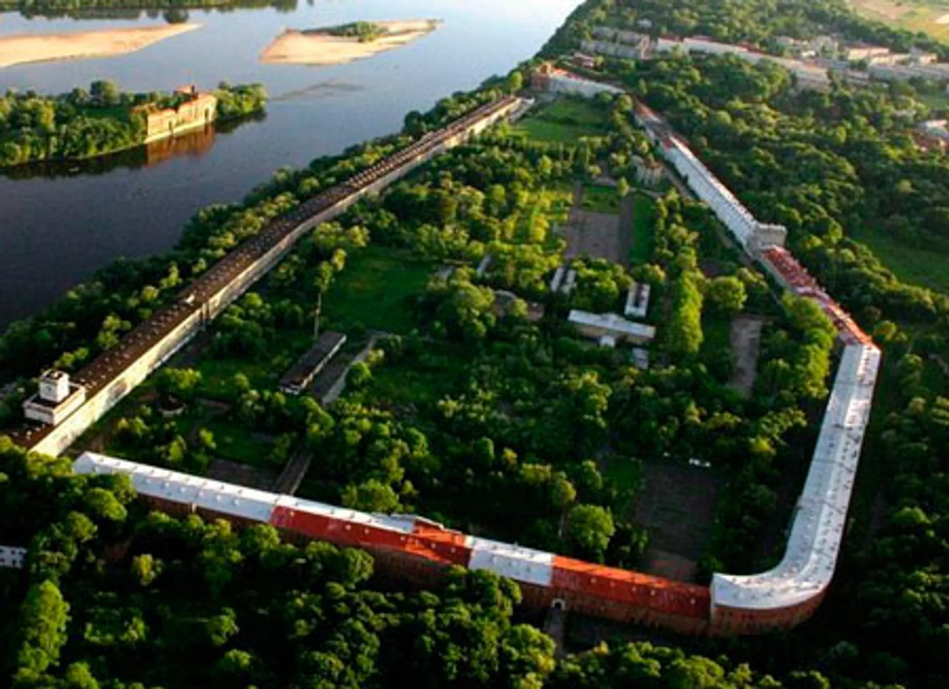 Капитал - Военные Польши продали самое длинное здание Европы