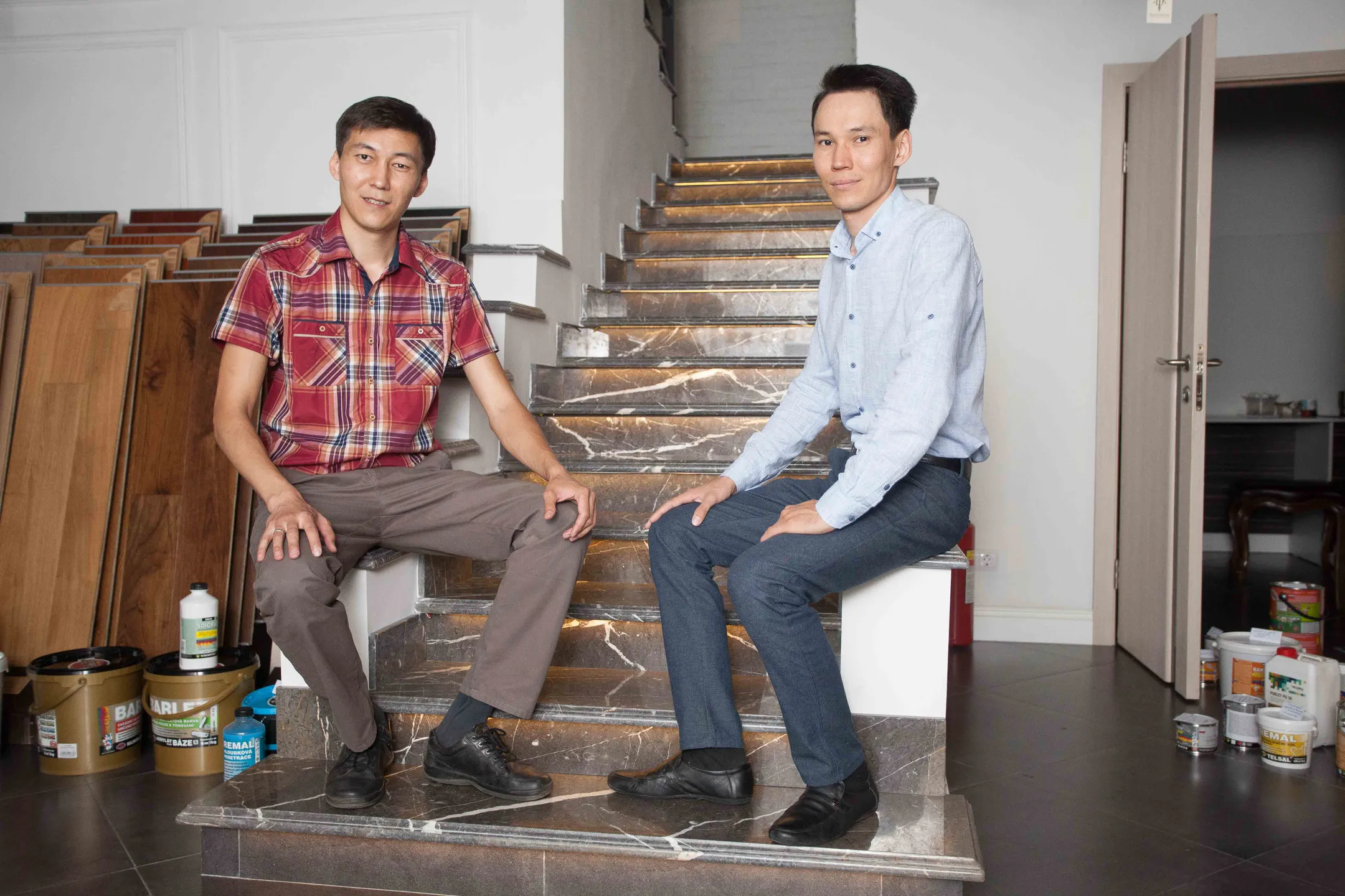 Два алматинца поднимаются к прибыли по светящимся лестницам - Image Kapital.kz