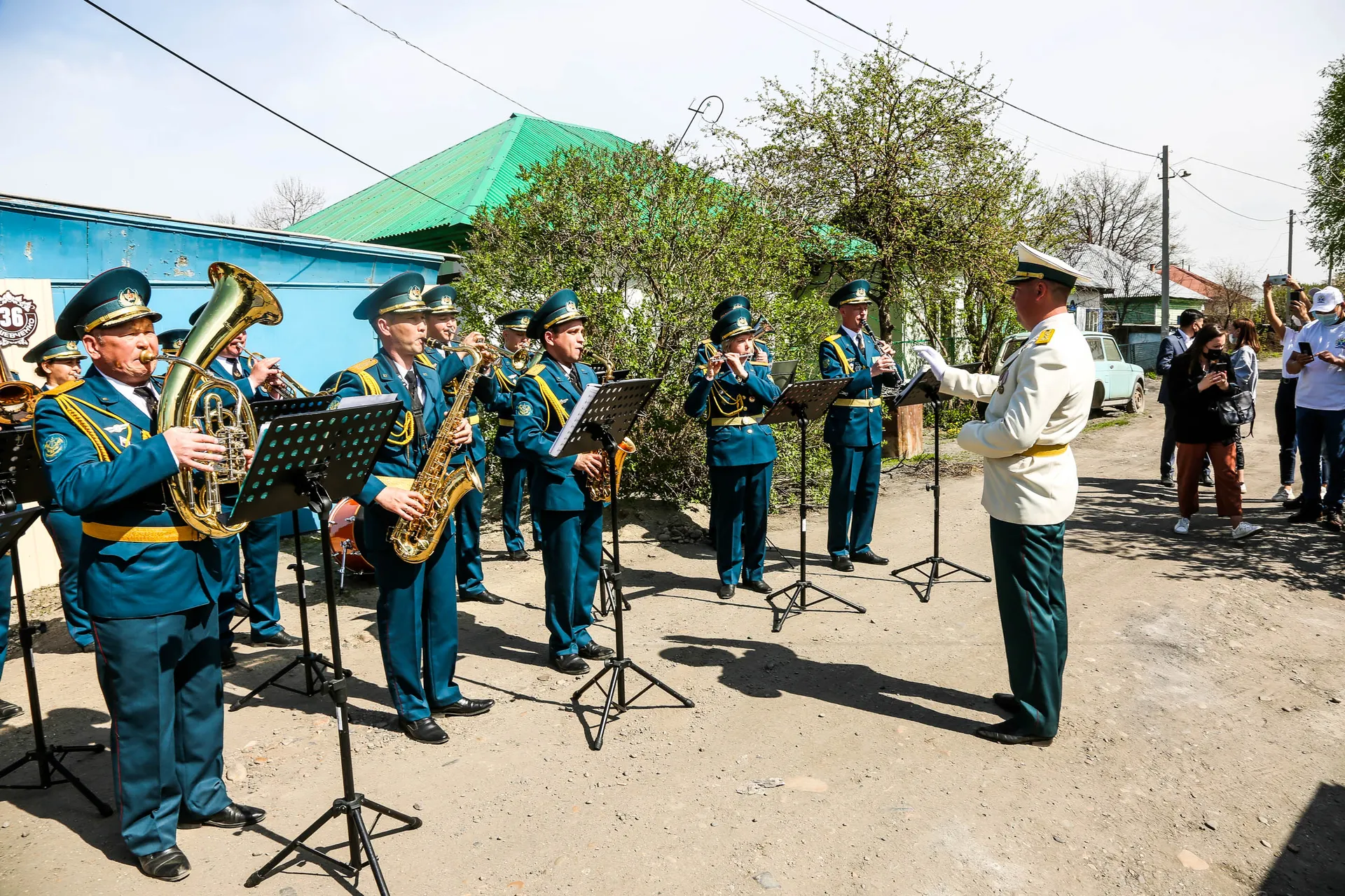 Капитал - Оркестр на дом: «Казцинк» необычно поздравил ветеранов