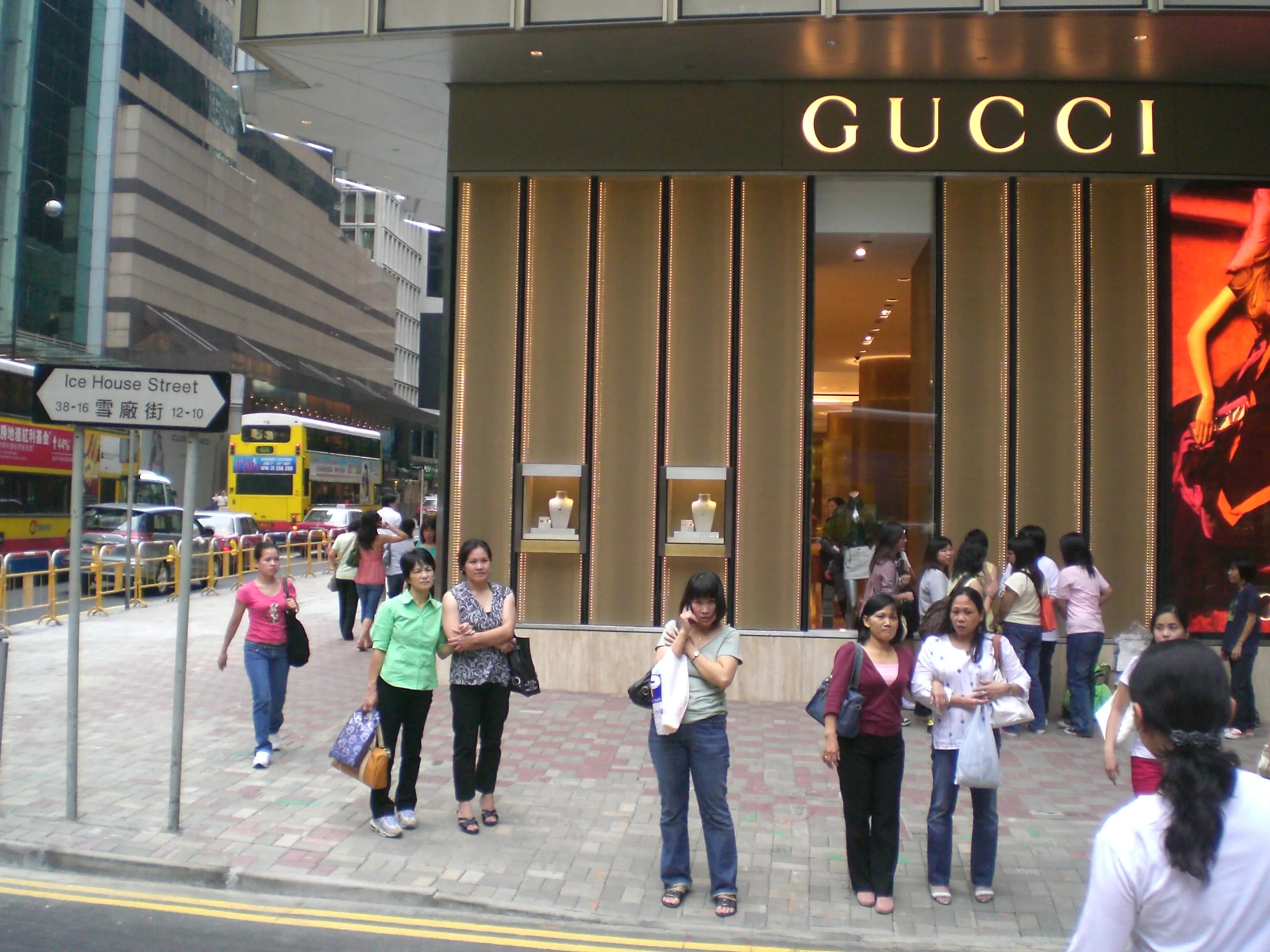 Капитал - Gucci снизил цены в Китае наполовину