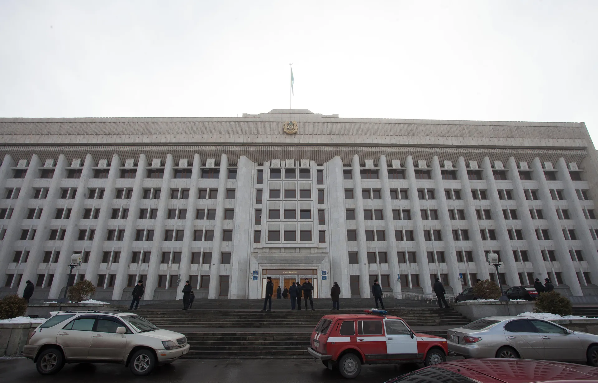 Капитал - Мужчина, закрывшийся в акимате, имел при себе 23,5 кг тротила