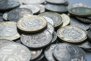 Капитал - Нацвалюта начала торги с отметки 381 за доллар