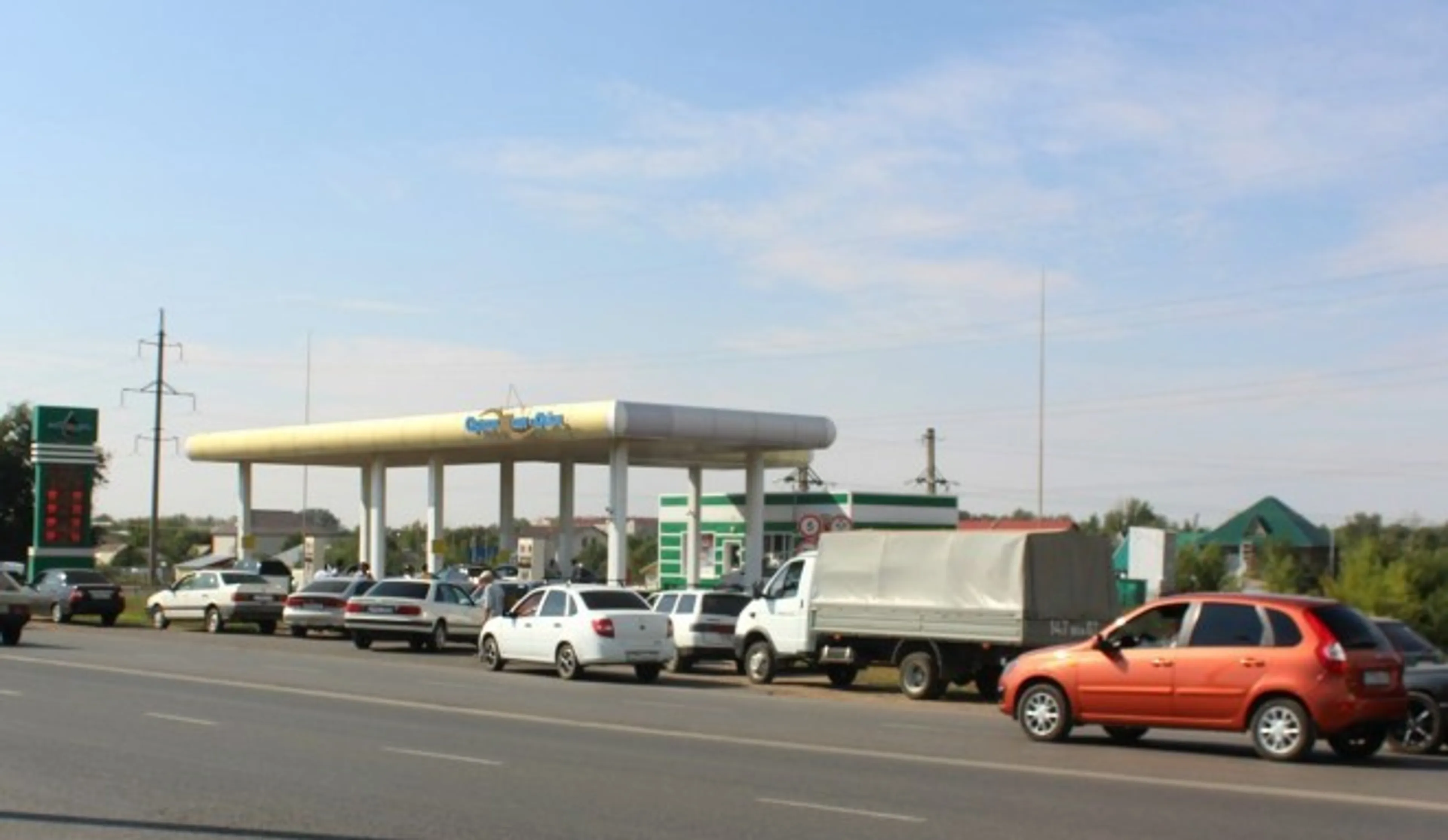 Капитал - В Уральске образовались очереди на заправках