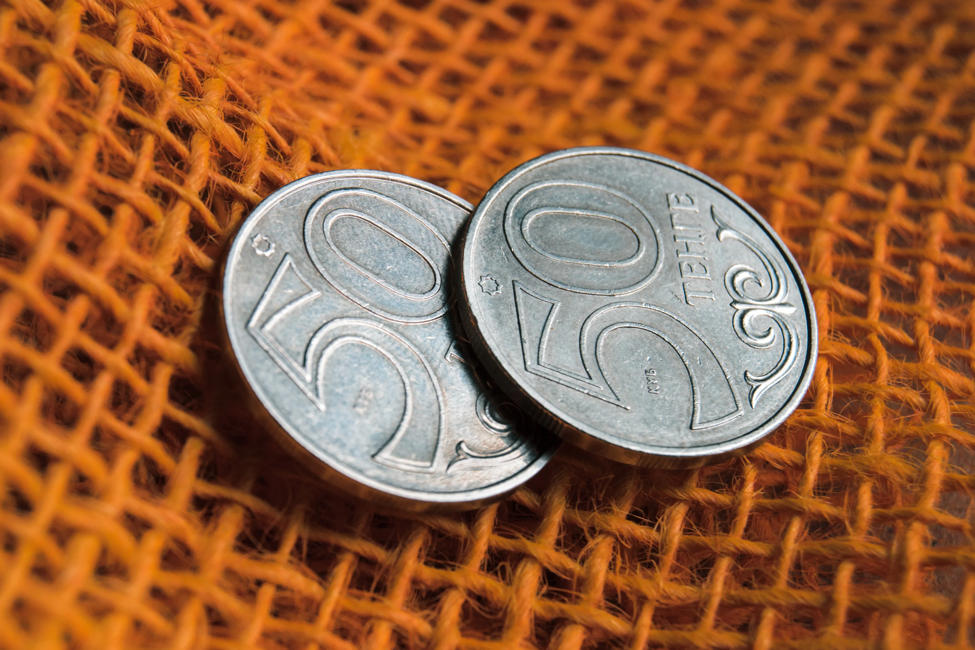 Капитал - Курс доллара понизился до 383 тенге