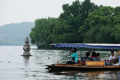 Восточная Венеция, город источников и деревня на воде