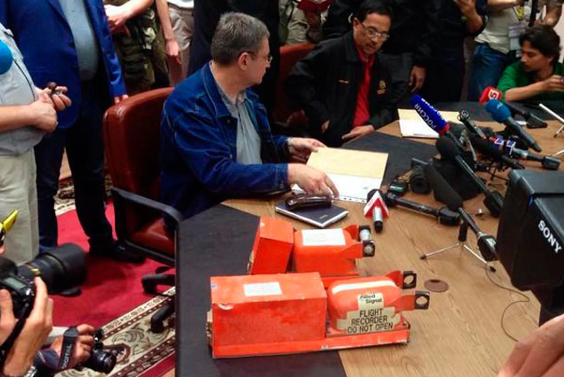 Капитал - Малайзии передали черные ящики с упавшего Боинга