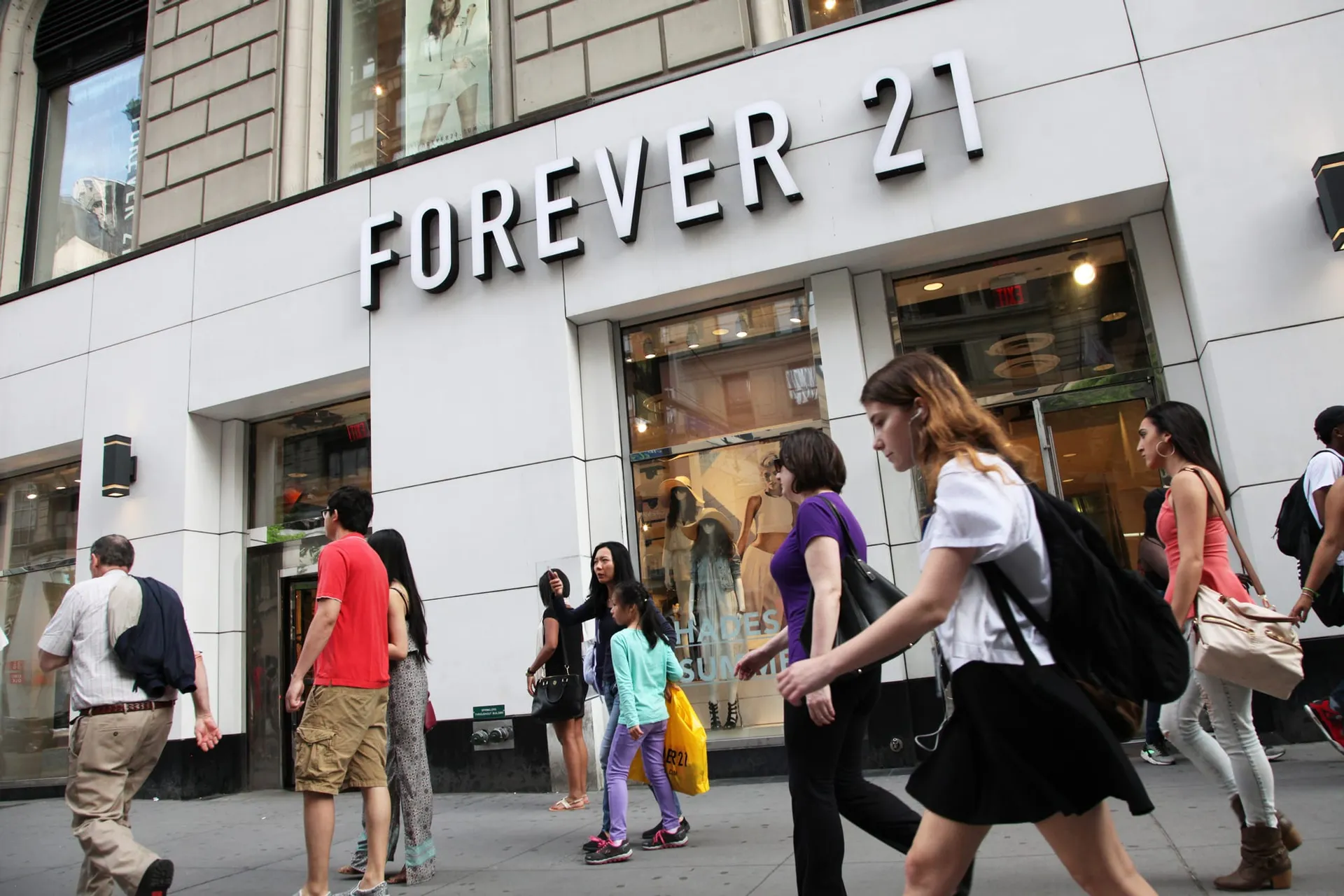 Капитал - Производитель одежды Forever 21 объявил о банкротстве