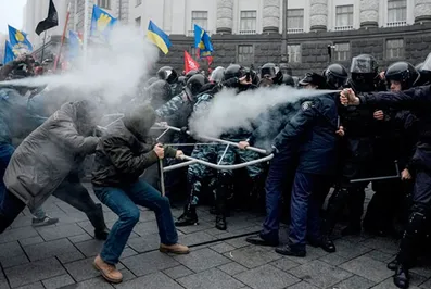 Против митингующих в Киеве применили слезоточивый газ