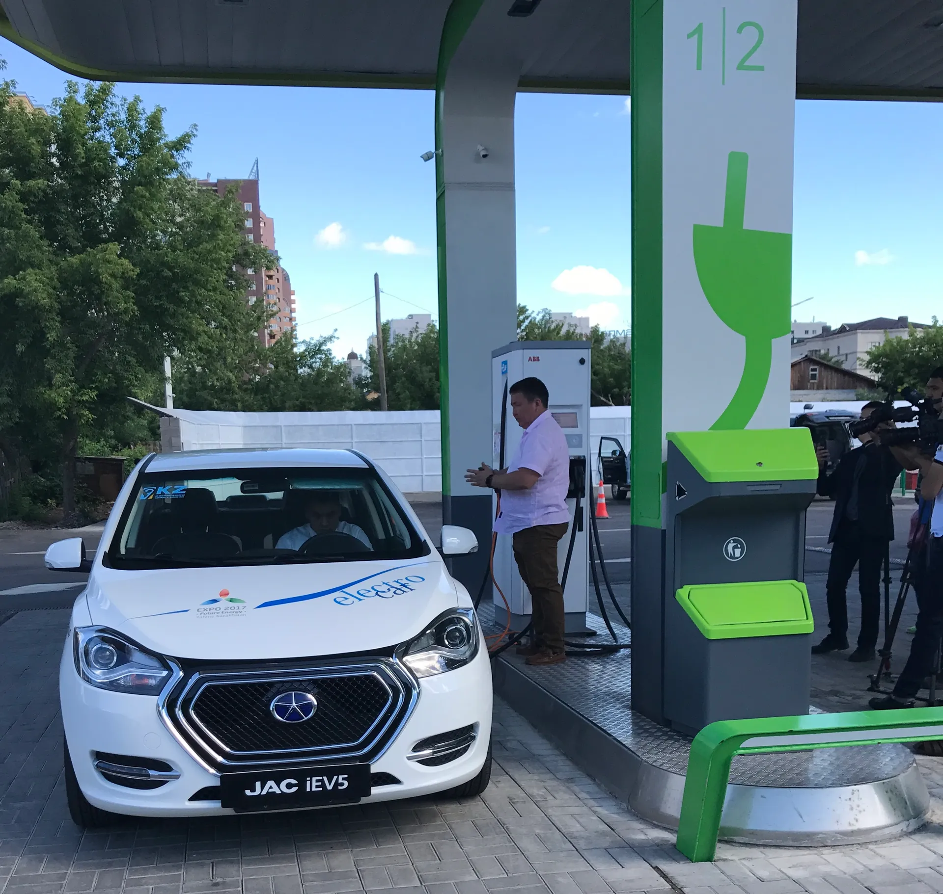 Капитал - В Астане открылась первая промышленная станция для зарядки электромобилей