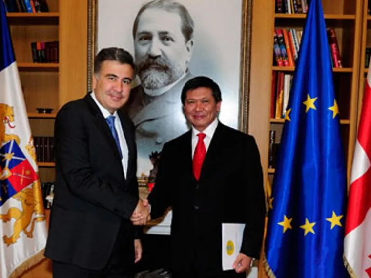 Капитал - Ертысбаев вручил верительные грамоты главе Грузии