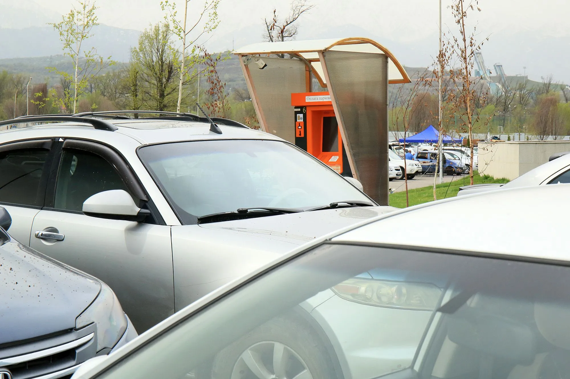 Создаются барьеры и неудобства - депутат о платных парковках